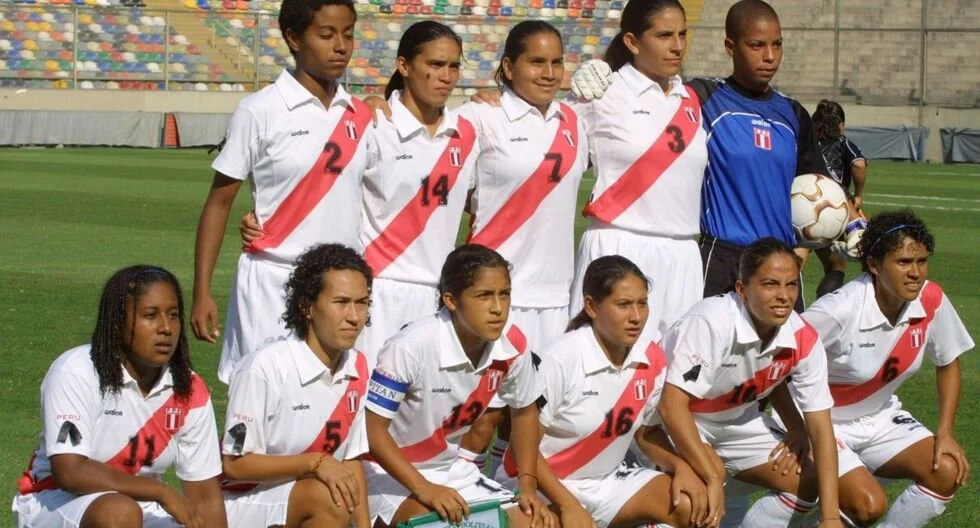 Olenka Salinas con la selección peruana, donde portó la 10. (Segunda de la fila inferior de derecha a izquierda)