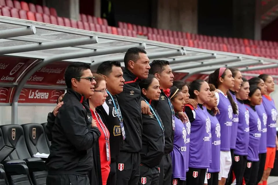 Olenka Salinas con el cuerpo técnico y banca del equipo femenino de Perú.