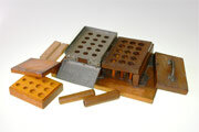 Filling device for miniature hard oblates