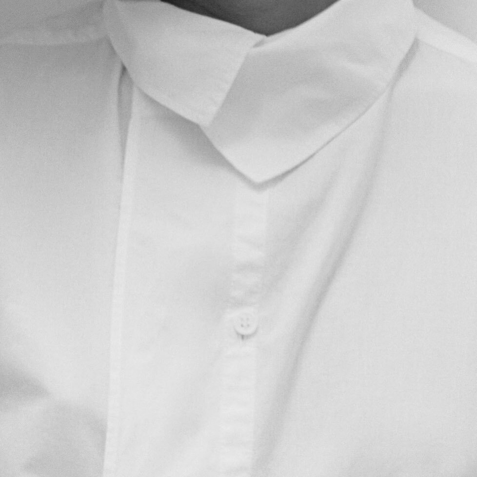 detail

folded collar, 1980s y&rsquo;s yohji yamamoto shirt
part of our permanent collection available for rentals

photography @dimanchecreative 
model @eloraaaaa 
styling @em__archives