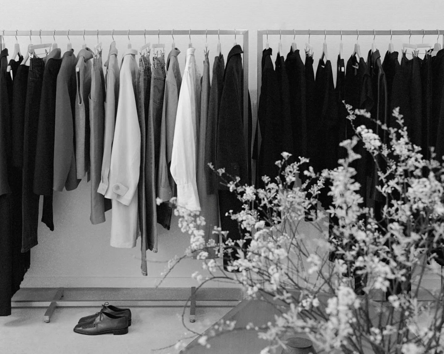 the store 

Founded in 2020, Em Archives offers a curated selection of vintage and preowned garments, individually selected for their quality and style.

Located in the quiet and authentic area of Buttes-Chaumont, Paris, Em Archives has become a conf