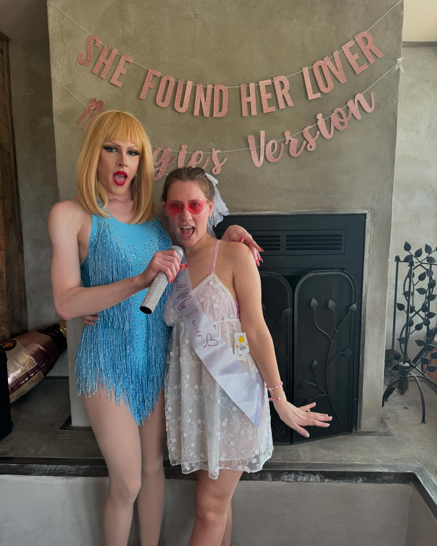 When Taylor comes to visit #swifties 

Nothing better than hanging out with your bachelorette party at the Airbnb and then ✊ KNOCK ✊ KNOCK ✊ a drag queen serving Taylor Swift comes to surprise y&rsquo;all with a performance, sing a long 🎤 and games 