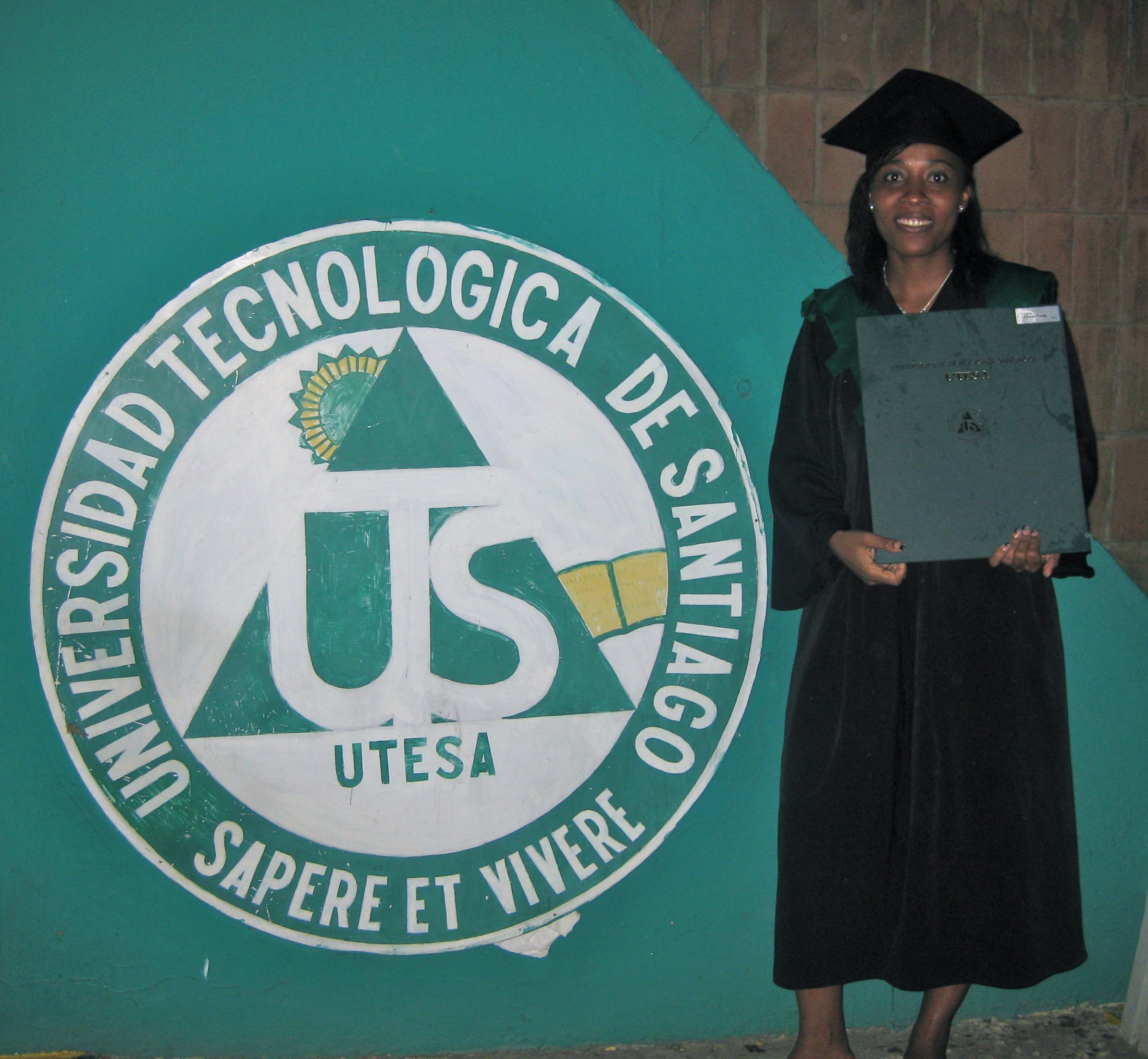 DR-MEDIA 2022_Loisa with diploma.jpeg