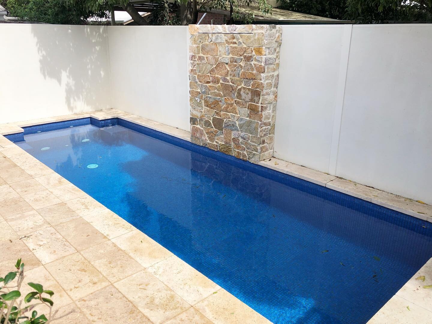 ~7.5 x 2.5 pool with a hydrotherapy seat ✔️
~Travertine coping ✔️
~23 x 23 sea breeze mosaics ✔️
~Coolum stone water feature with a cascading blade ✔️
Summer couldn&rsquo;t come sooner 💦☀️