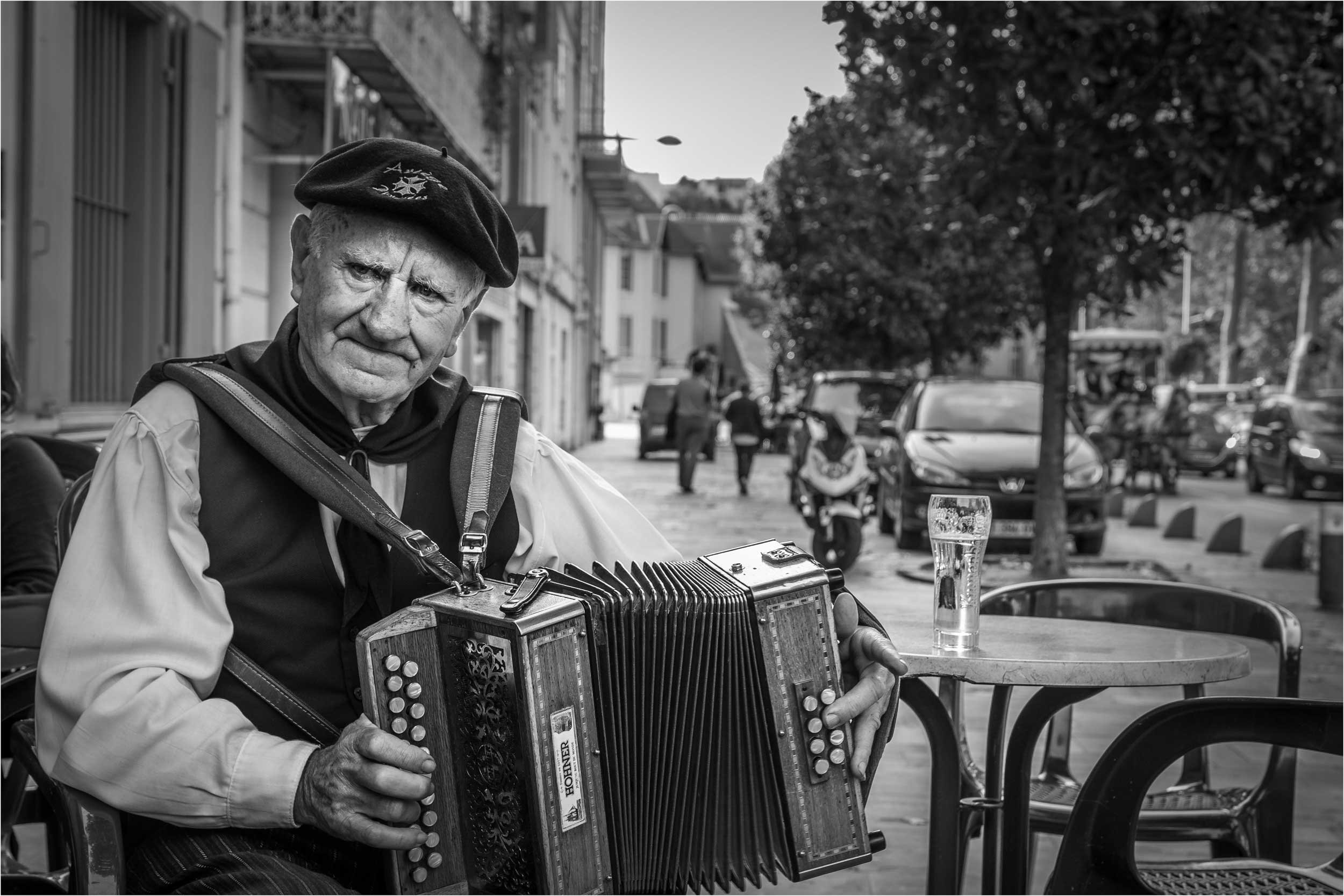 Musicien-dans-les-rues-de-Foix.jpg