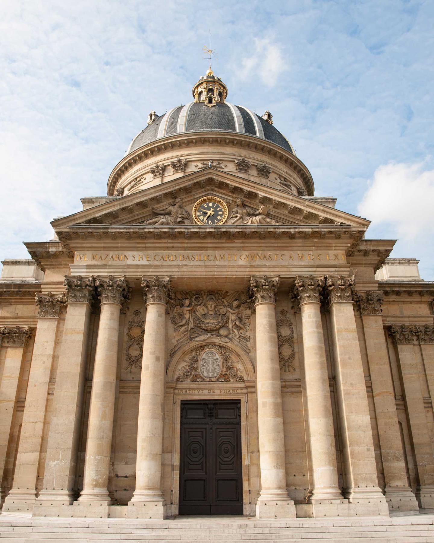 Sitting alongside the Seine, is the grand building of the Acad&eacute;mie Fran&ccedil;aise, founded in 1634. This is the main French council for matters about the French language and publishes its own dictionary 📚🇫🇷
. #dictionary #dictionnaire #ac