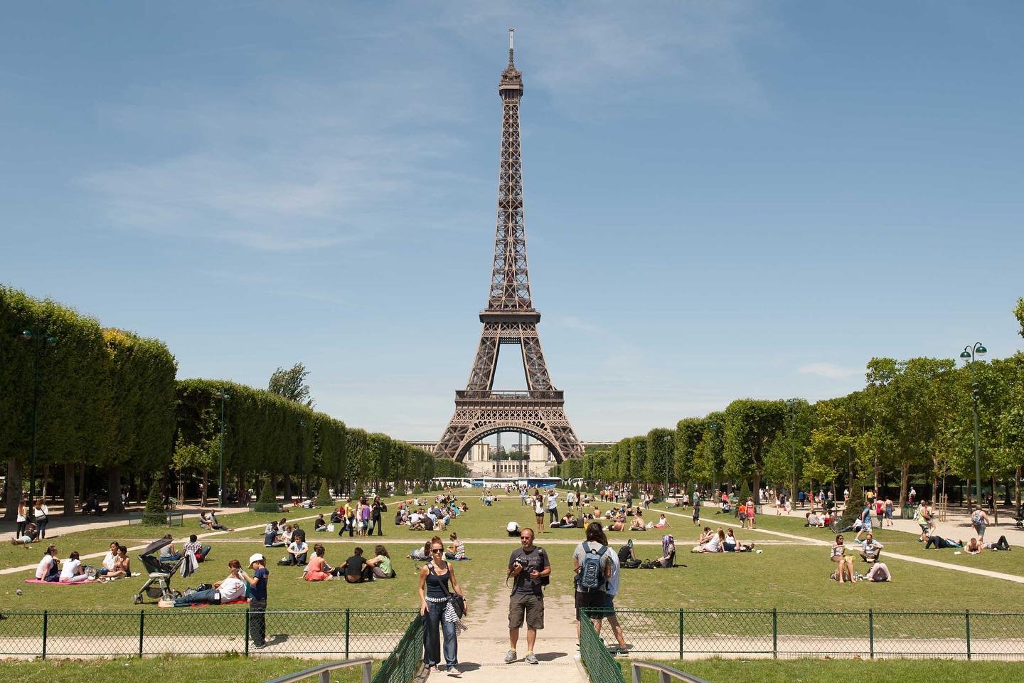 7th arrondissement is home to the most iconic symbol of Paris and France 🇫🇷 Of course it is Tour Eiffel.
Visit during the day for a picnic on the lawns of Champs de Mars.🥐🥖🧀🥂🍾
#arrondissement #toureiffel #eiffelofficielle #eiffeltower #paris #