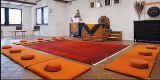 Raum mit Sitzkissen um eine Teppich.