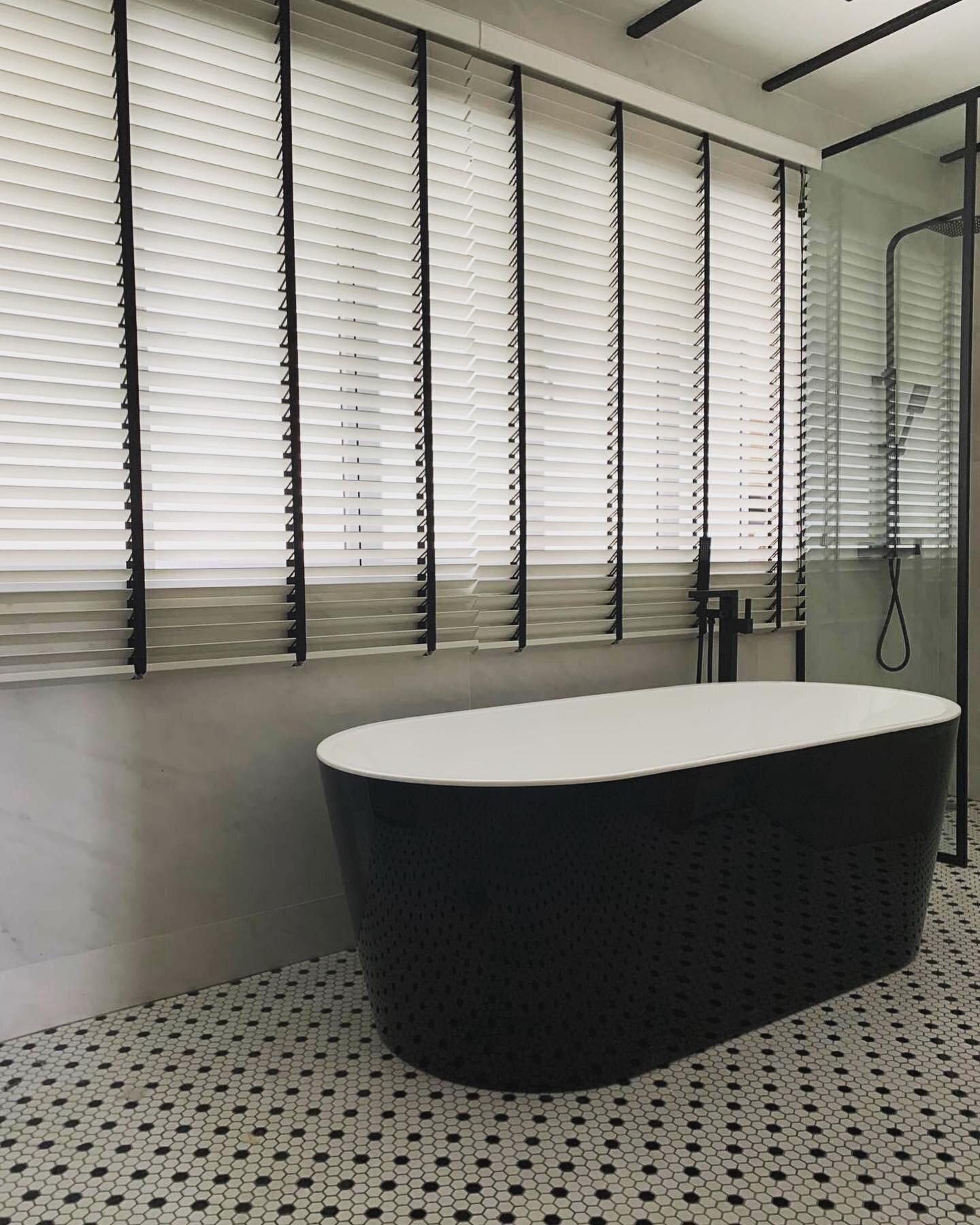 Coming together really very nicely. Classic black and white palette. 

#bathroomgoals #tenghongrenovate #yourtrustedcontractor #interiordesign #homendecor #singapore