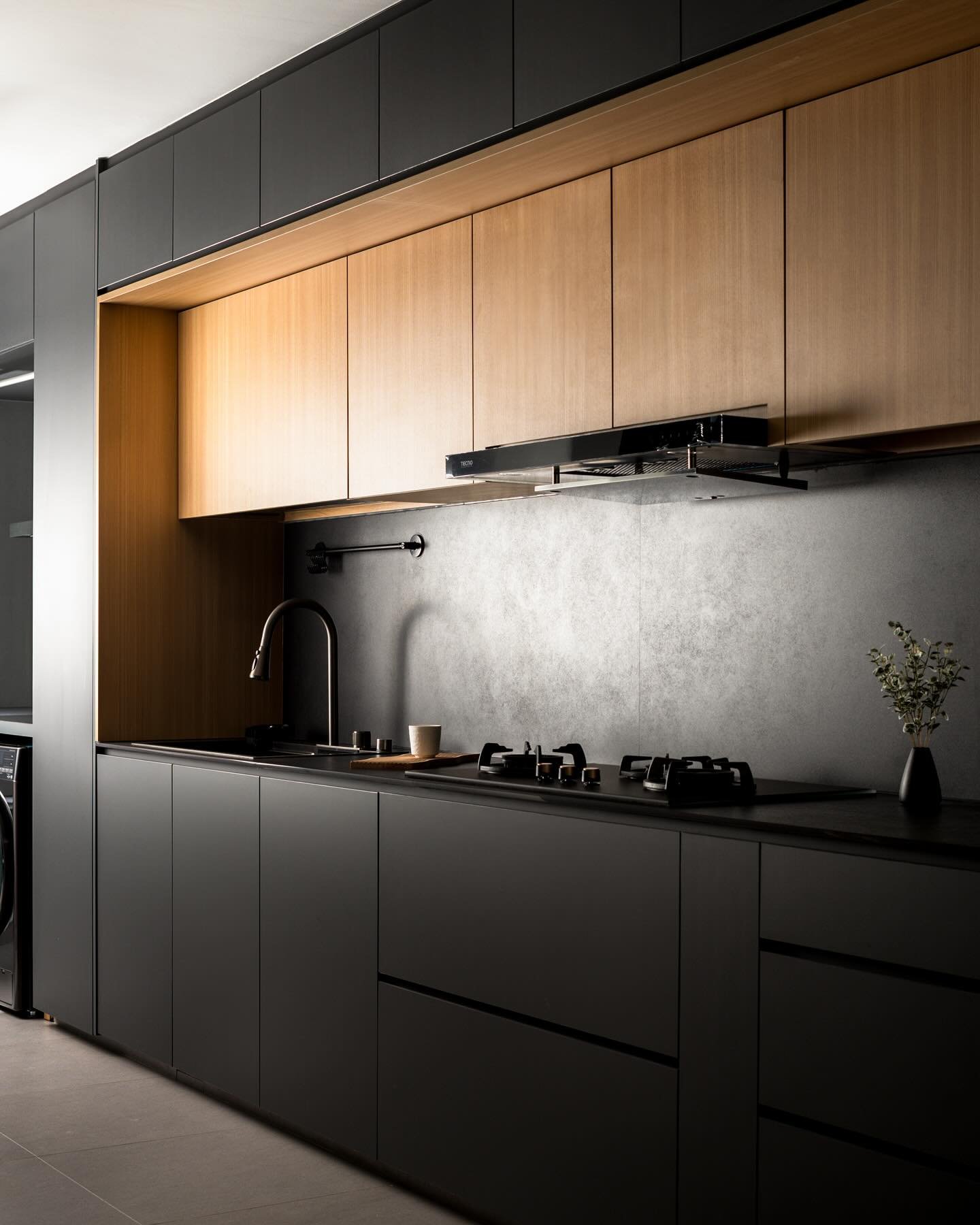 Warmth can be found in darker tones and palette when you find that perfect balance. Softening the space with curves, ambient light and a unique all around LED illumination makes this home glow. 

Designer: Emilia @emi.concepts 

Laminate:  @admirahpl