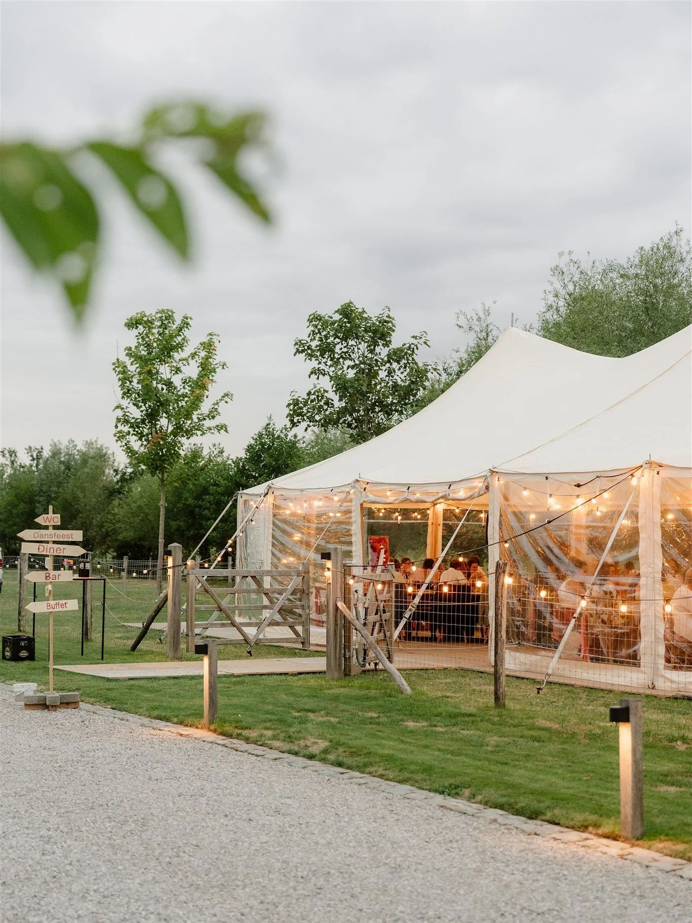 I love a good tent wedding 👌🏻👌🏻
Zeker met oog voor detail en in de eigen -waanzinnig grote en mooie- tuin ✨
@kirstendeclercq 
@plan_a.weddings