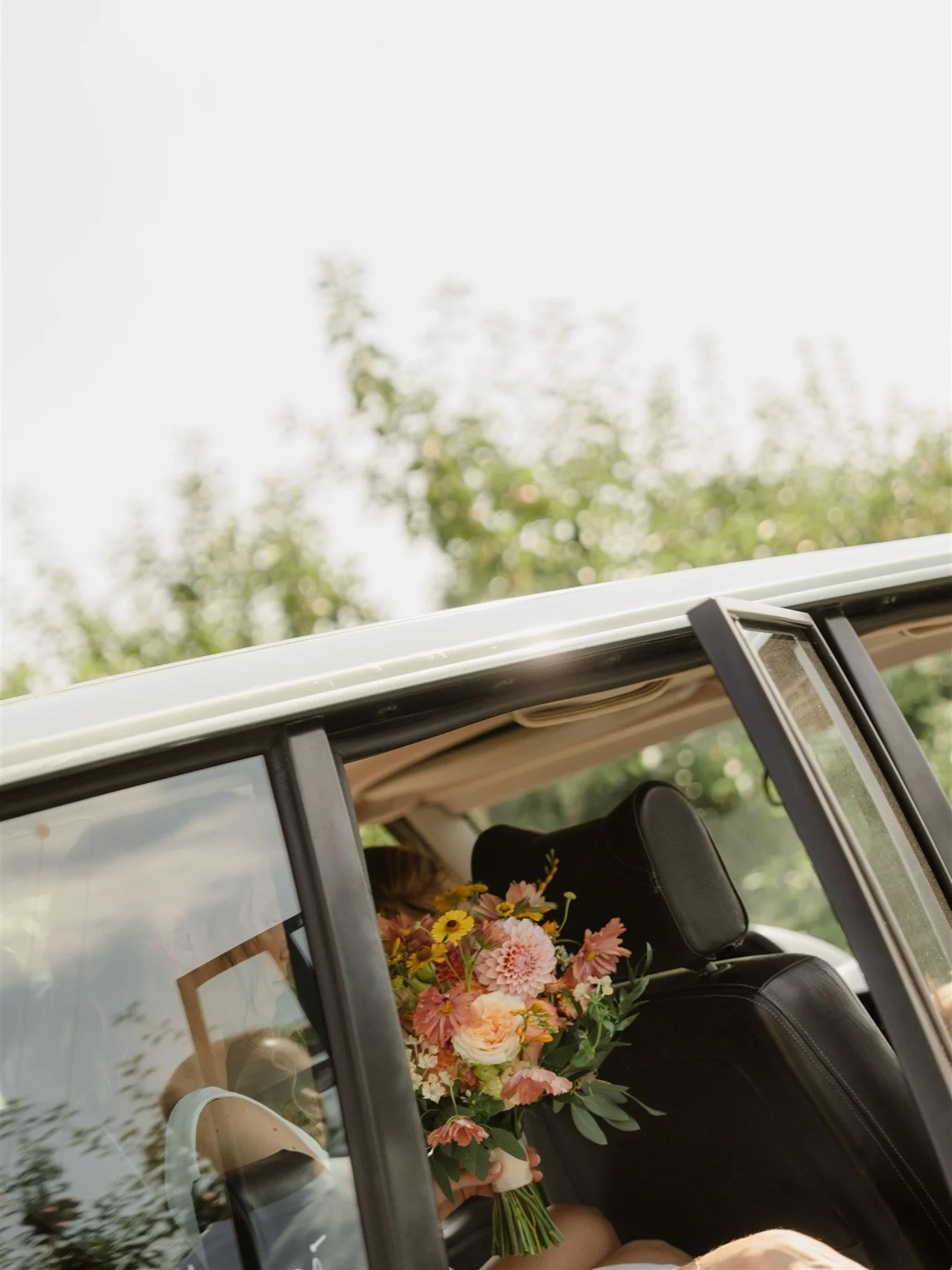 HAPPY FRIDAY - ik hoop dat je weekend even on fire is als het huwelijk van Geertrui en Jan. Wat een koppel, wat een vuur en leute. Denk nog vaak terug aan deze prachtige dag 🤍