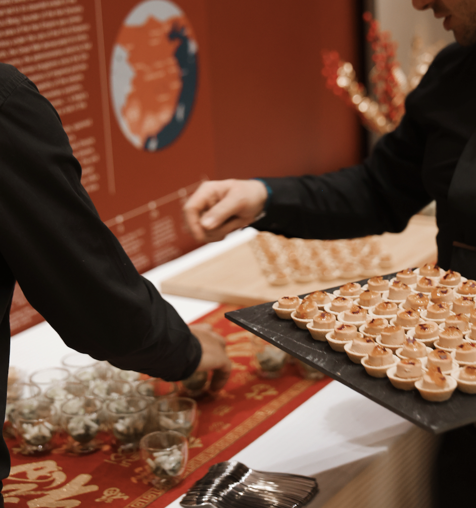 Traiteur événementiel de luxe pour réception de plus de 100 personnes dans un monument historique à Paris