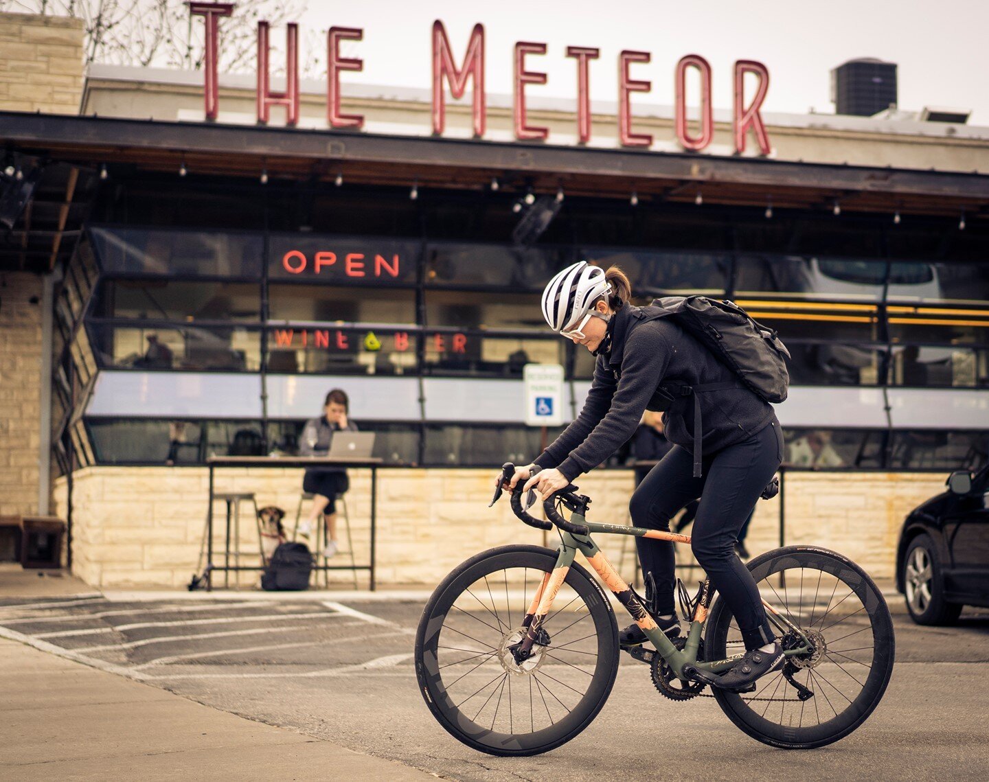 Ten out of ten doctors recommend commuting by bike (with a quick stop by The Meteor for #espressochampagnechainlube).⠀
#sunupsundown⠀