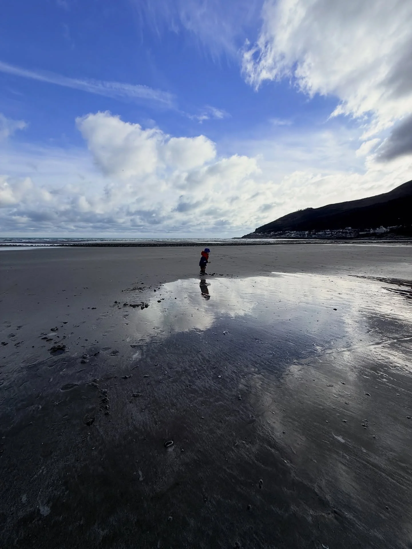 Finally!!!! ☀️☀️☀️☀️☀️

So good to see some blue skies, absolutely Baltic but beautiful! My hands are still thawing out 😅🥶

Lovely wee Friday @birch_coffee_ lunch with @leannes_co and a beach dander with the hallions. There is a lot of seaweed on t