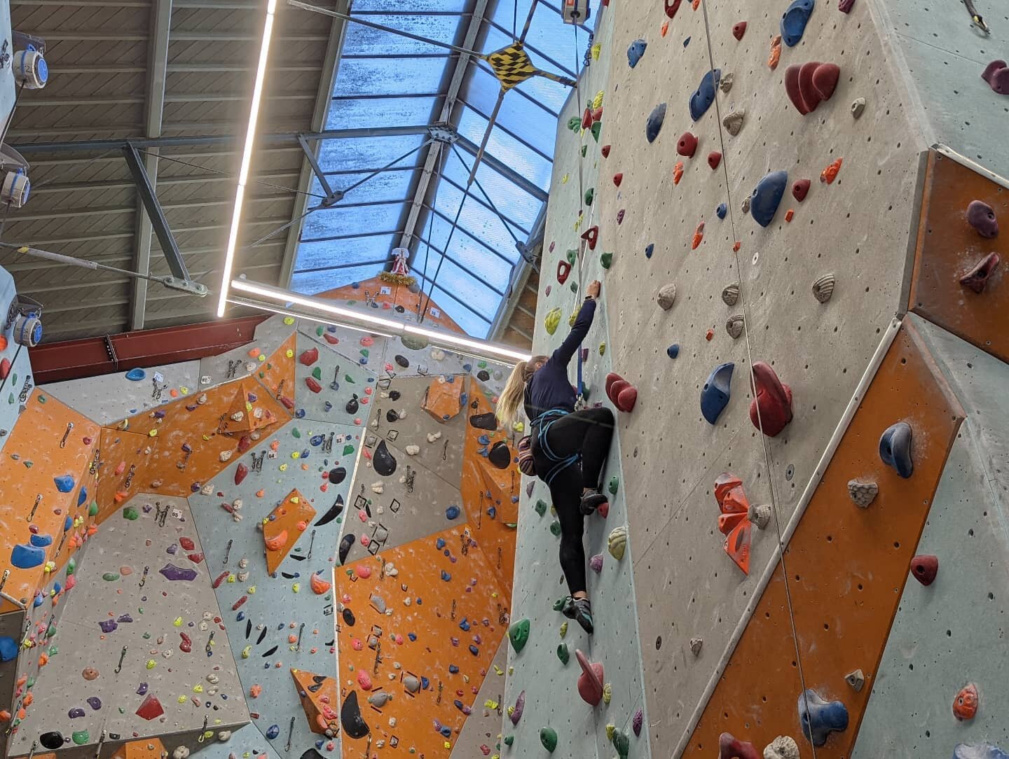 Alysha joined us today to continue practicing her indoor lead climbing and learn some climbing techniques under the supervision of a nationally qualified development coach.  Today we went to @the_quay_climbing_centre

Lots of leads covered, air miles