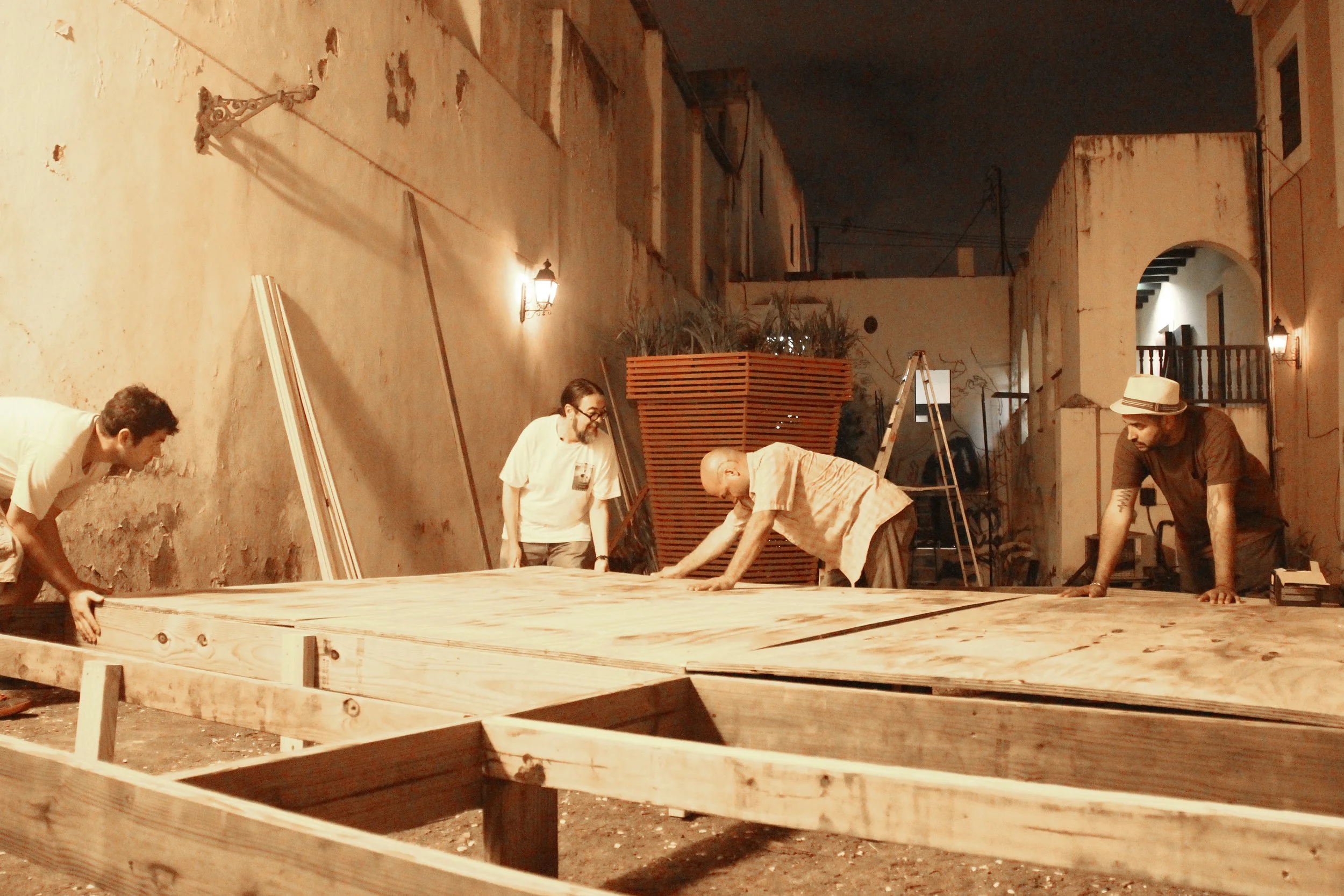 Construyendo escenario Contrafuertes.jpg