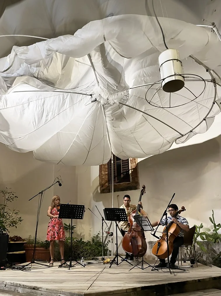 Escenario con trio Almodovar.jpg