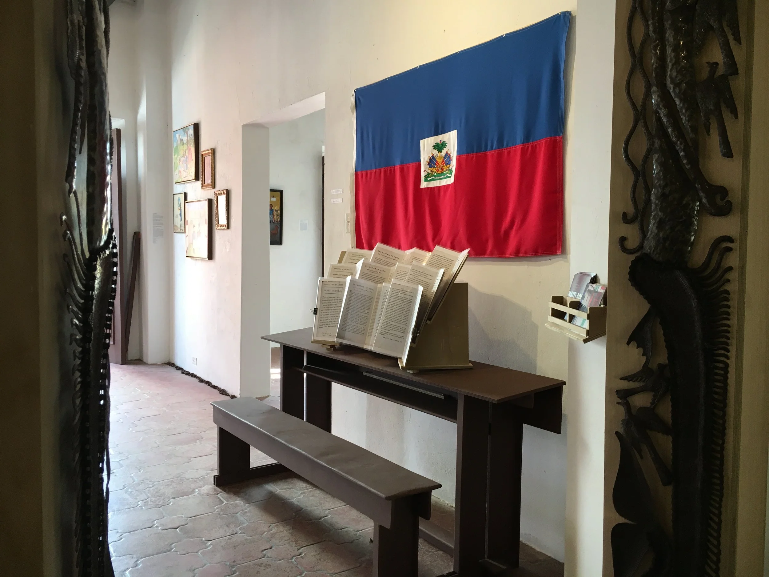 Haiti Aqui entrada bandera.JPG