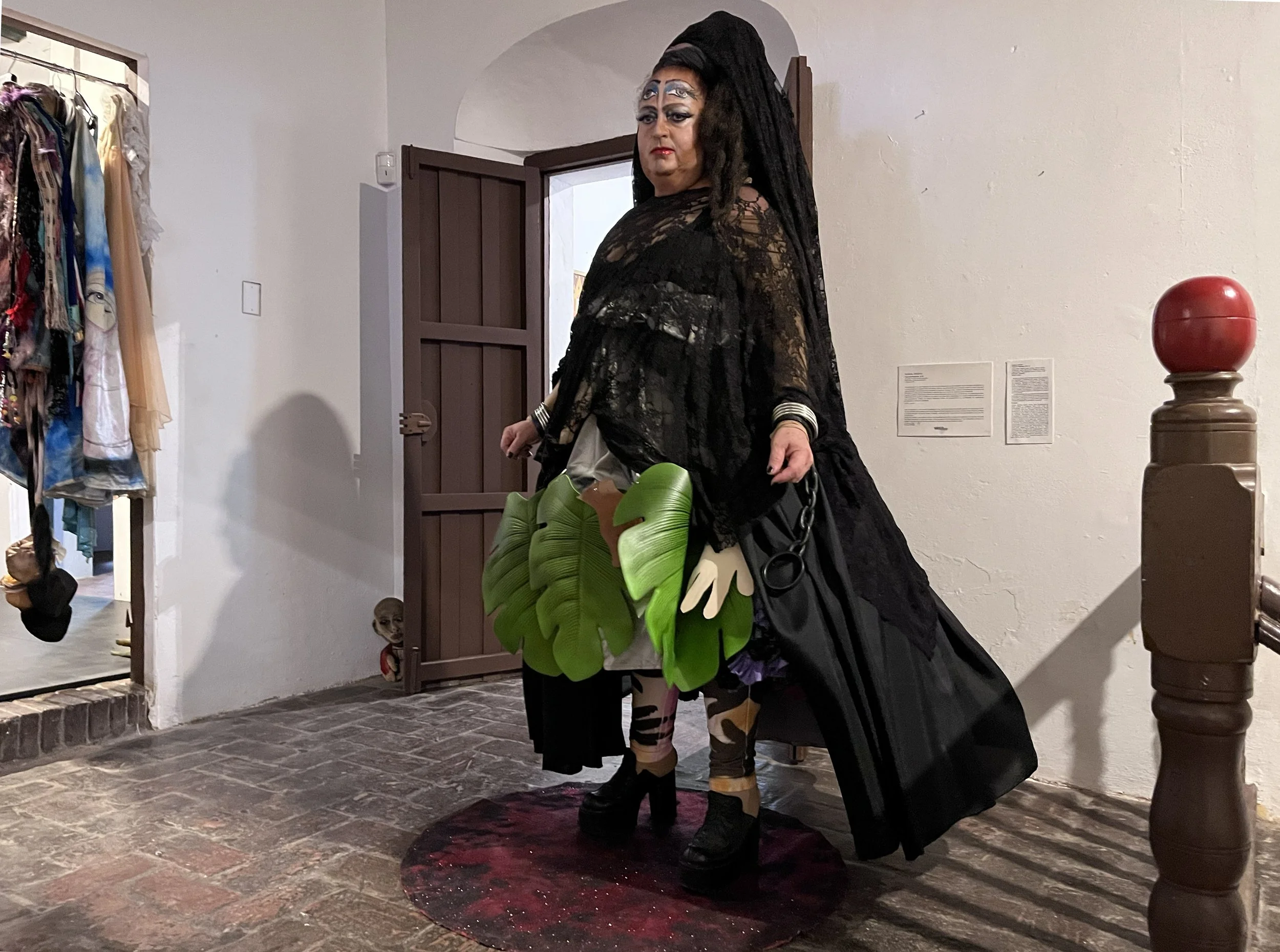 FREDIE PERFORMANCE ESCALERA.jpg