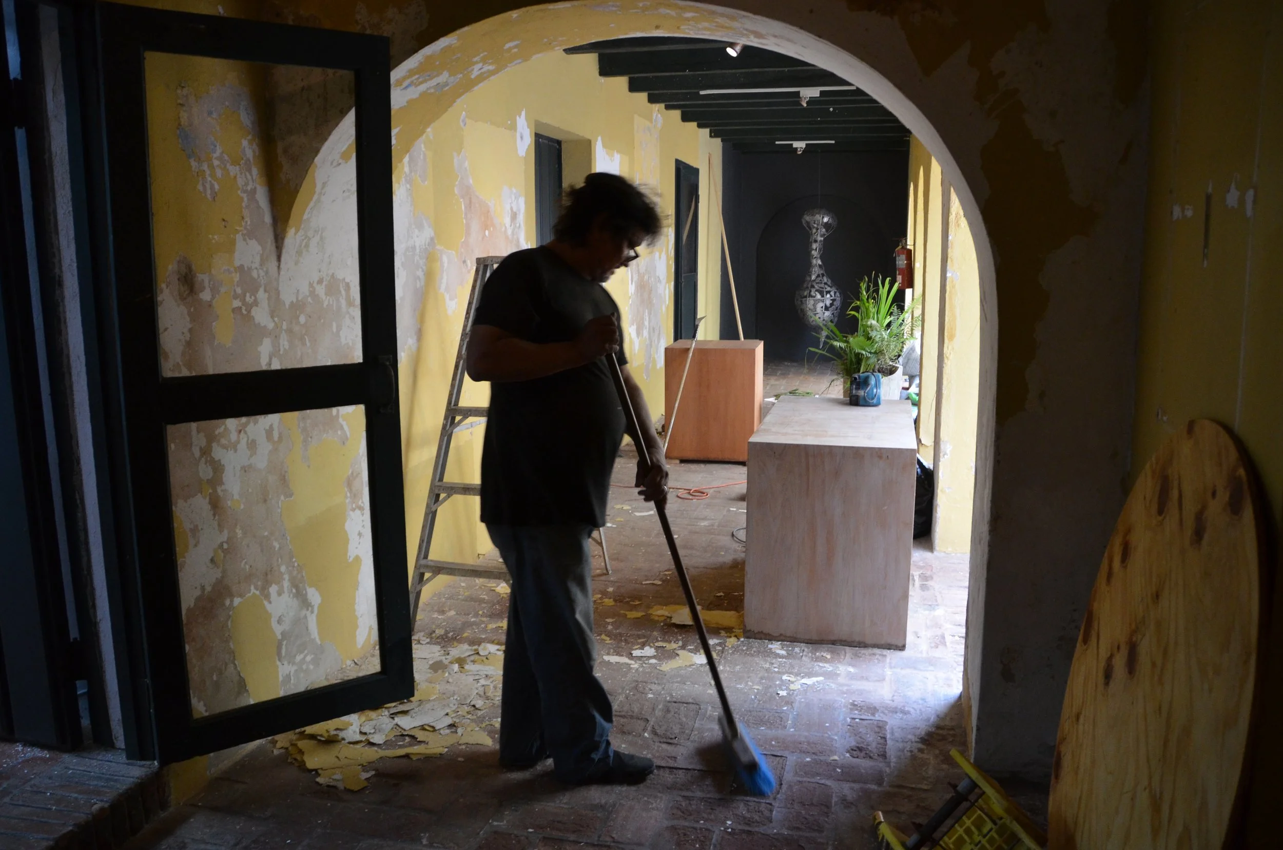 N Otero barriendo.JPG