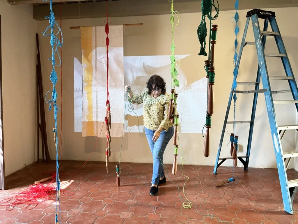 Anarosa Deshilados trabajando Contrafuertes 2.jpg