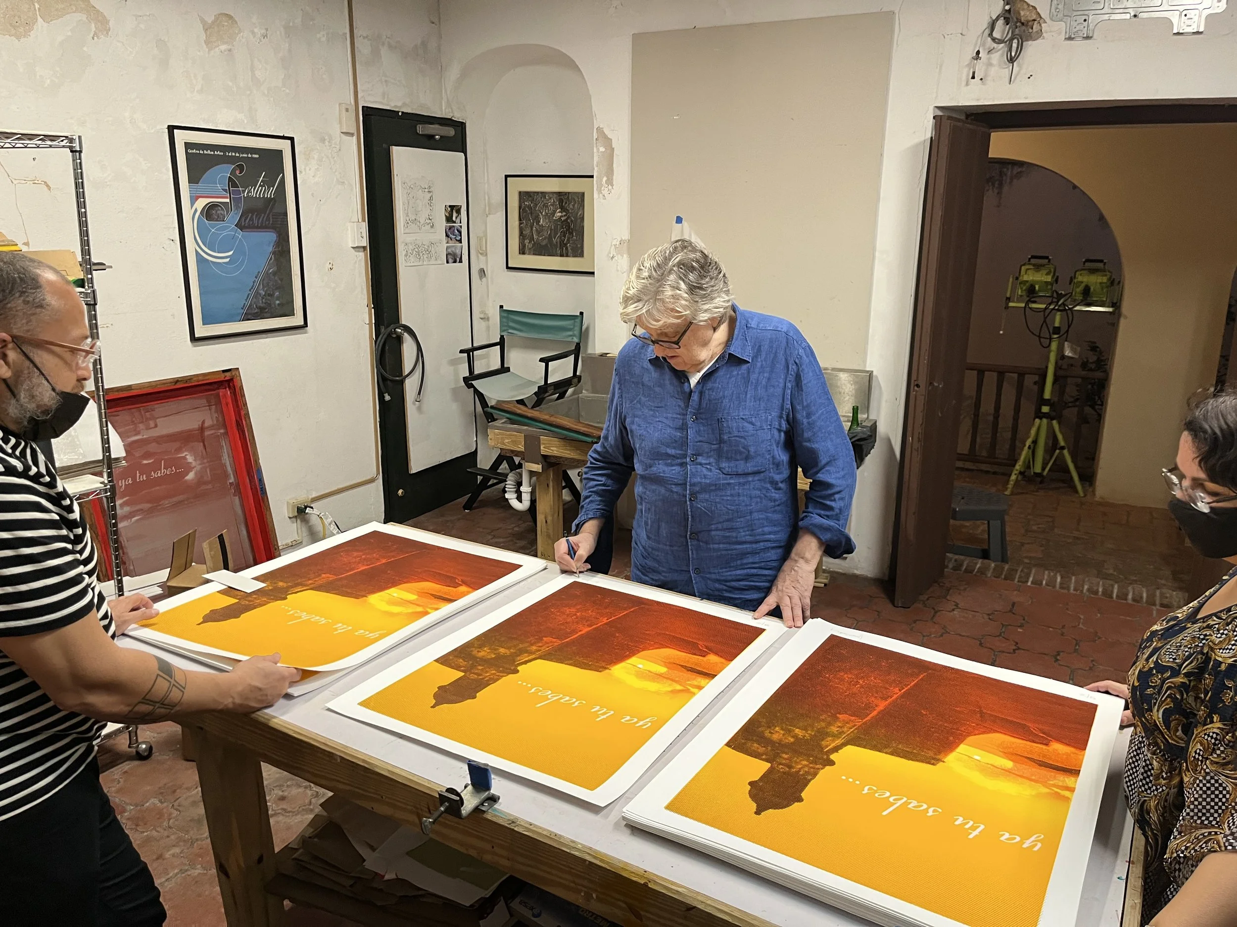 Muntadas residencia Contrafuertes firmando.jpeg