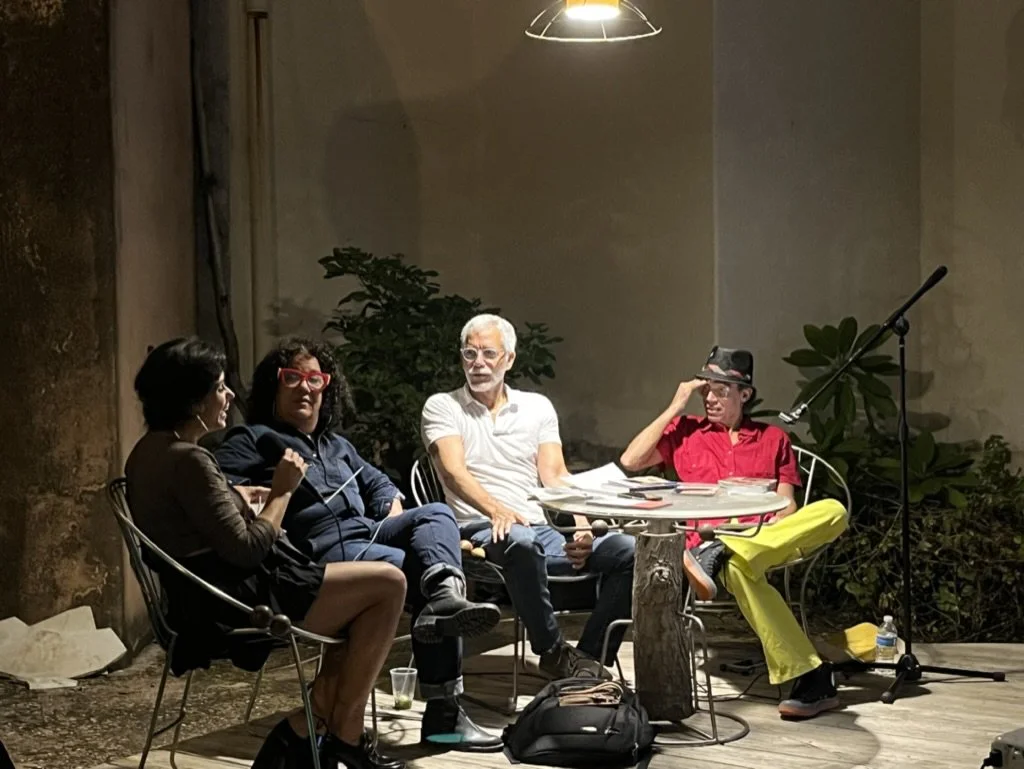 Panel conversando escenario 2.jpg