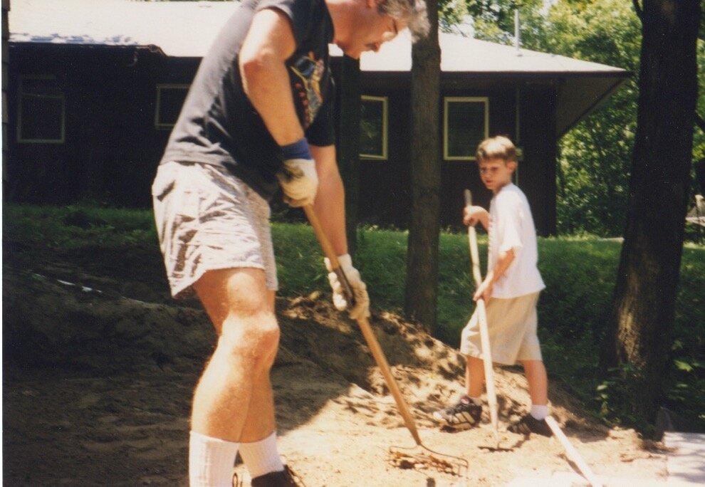 Jack and John prepare the sight (1998)
