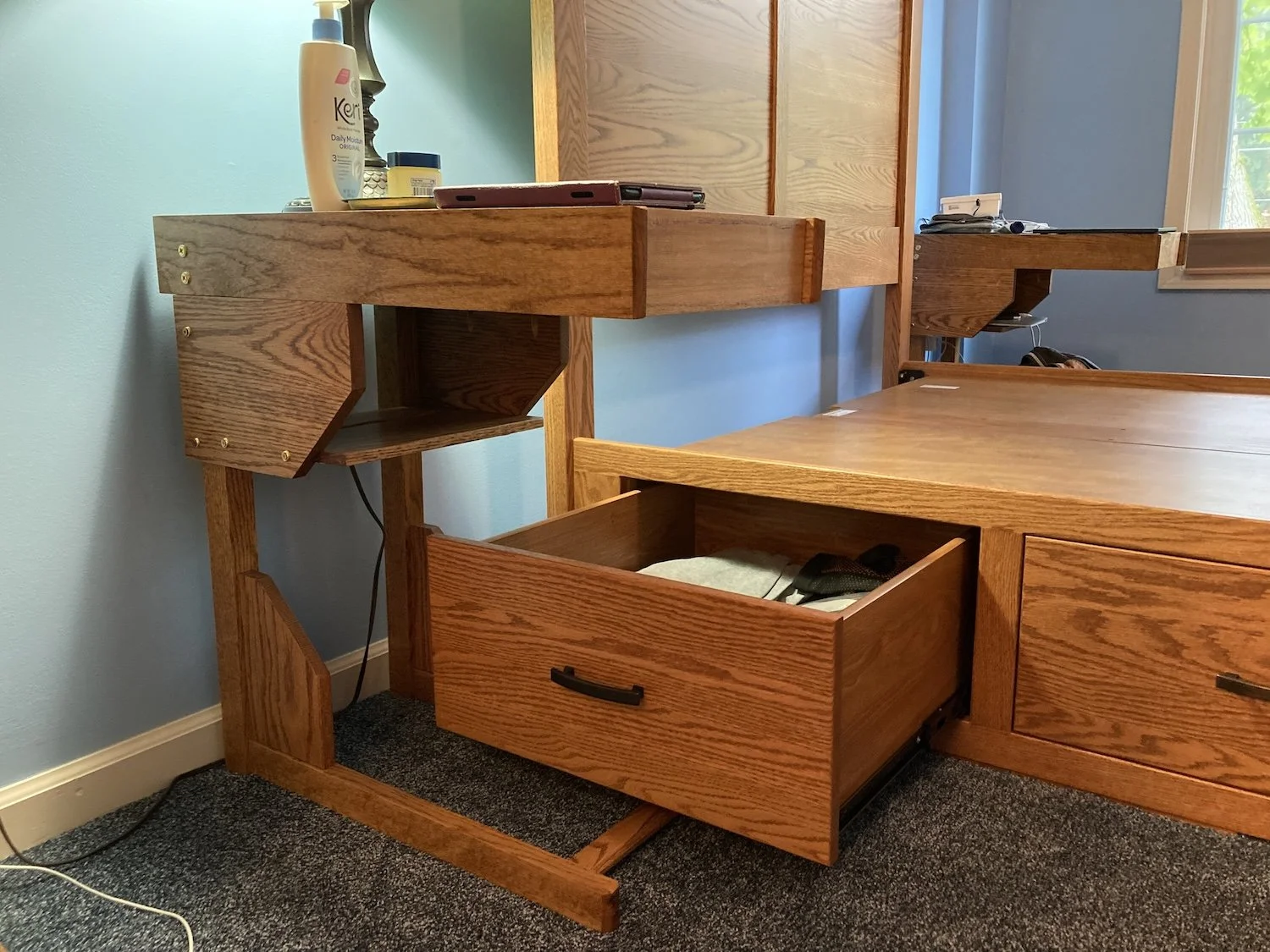 The cantilevered design makes the drawer nearest the headboard on each side functional.