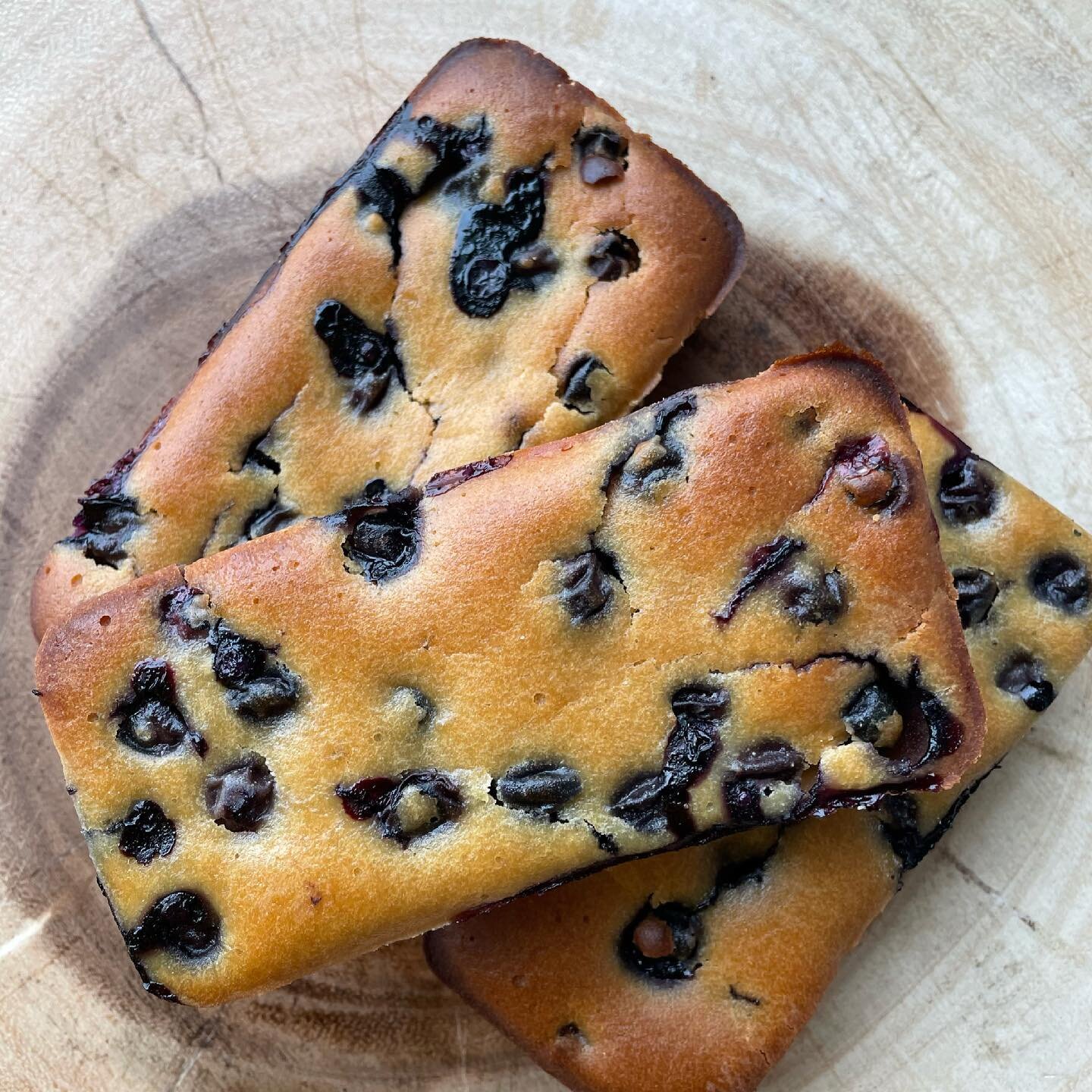Mini alkaline blueberry loaves! My alkaline bakers... how hard is it to make the baked goods soft with a good muffin texture?! We did it with this one! So good!!!