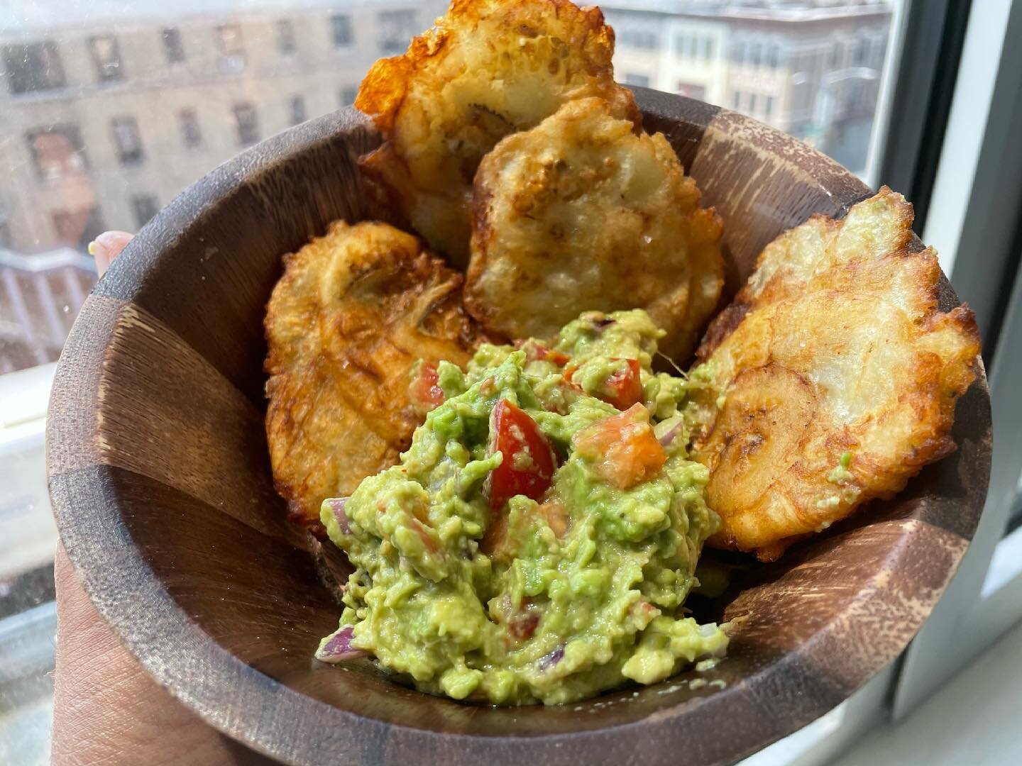This just feels like summer! 
Fresh chunky guacamole, made with simple tasty ingredients. 

Burro banana tostones, fried to perfection. 

Happy summer y&rsquo;all! 

#tostones #alkaline #alkalinevegan #alkalinerecipes #alkalinediet #freshfood #tasty 