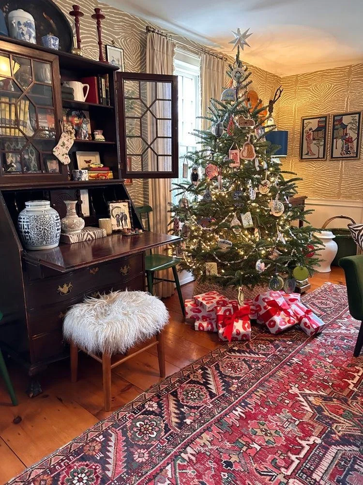 33-a-living-room-dressed-for-the-tour-tree-lit.jpg