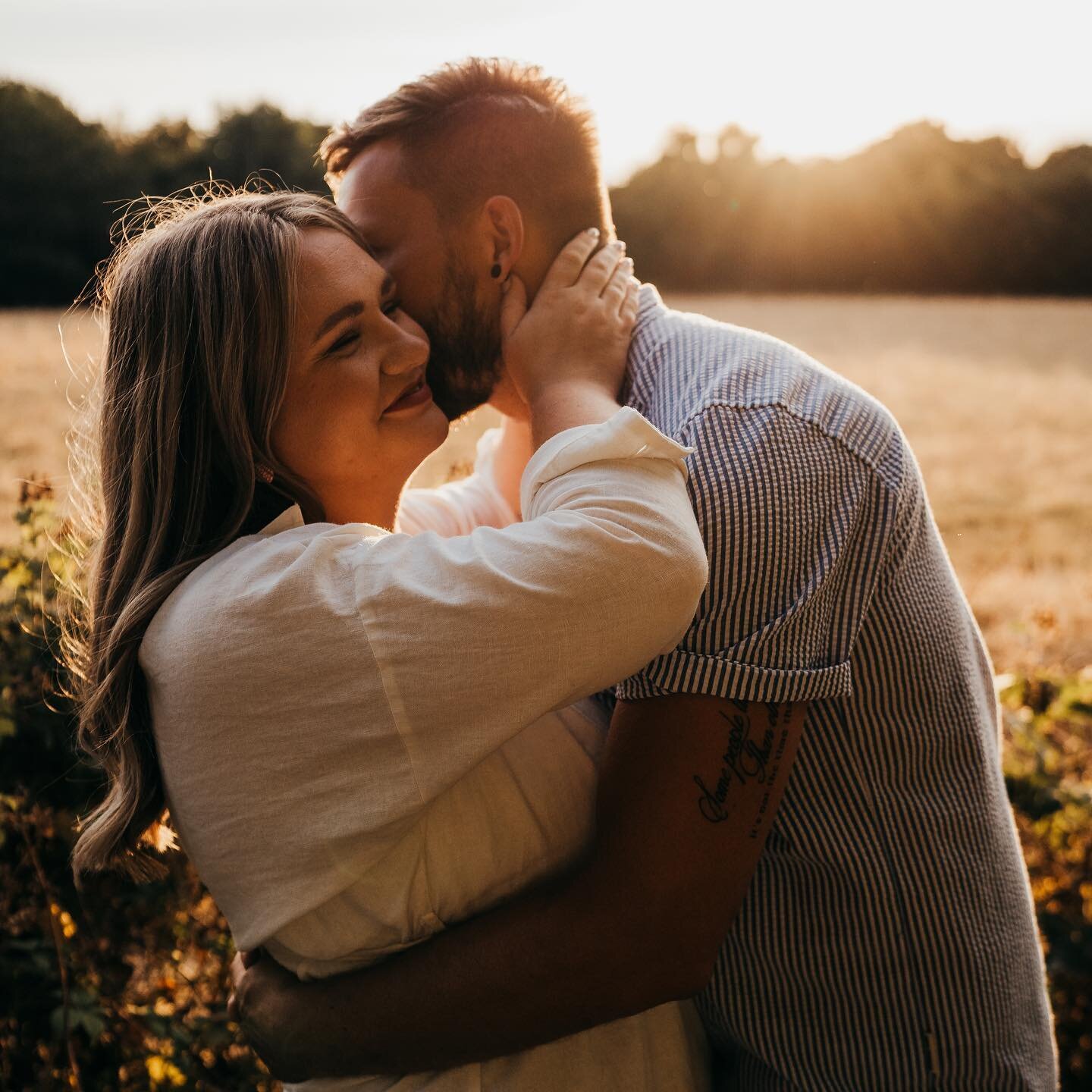 Sadie and James trusted me to take some engagement photos and I&rsquo;m pretty happy with how they came out 🥰

We waited for the perfect weather to get those sunset/golden hour-y photos and the sun was on our side! 

Thank you both for being so easy