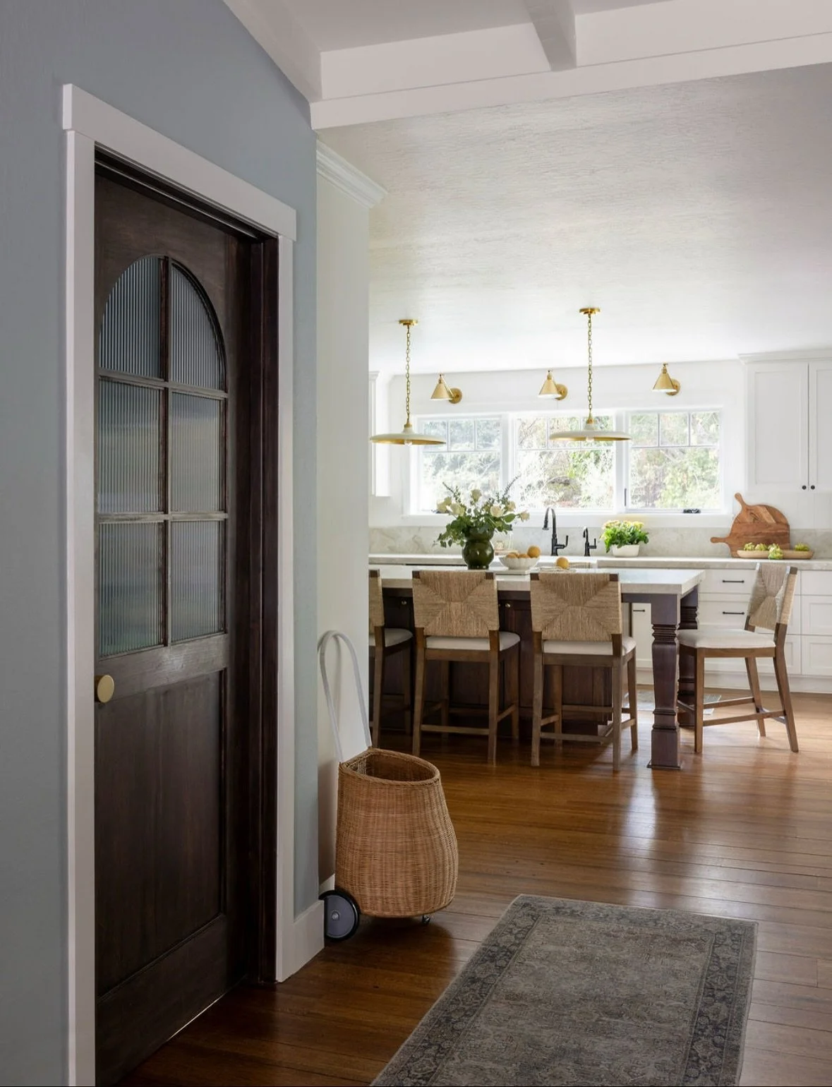 Sharing some more sneak peeks of our latest kitchen project&hellip;

We got the photos back from @jessicabrydsonphotography and she captured it all so beautifully. Can&rsquo;t wait to share more soon of this lovely home! 

Interior design: @c.lehmanh