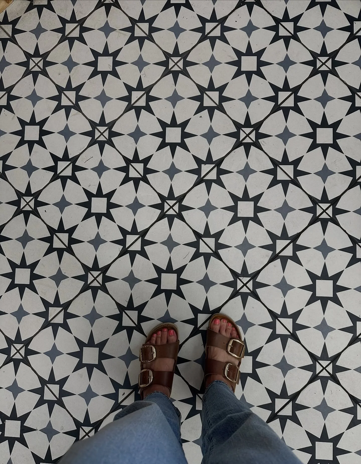 Another week down, another #tilethursday inspo for you. This is fun and playful and would be perfect in a kids or basement bathroom or maybe even an outdoor space; basically all the places where you have fun!
What do you think of it? Yay 🎉 or nay ❌