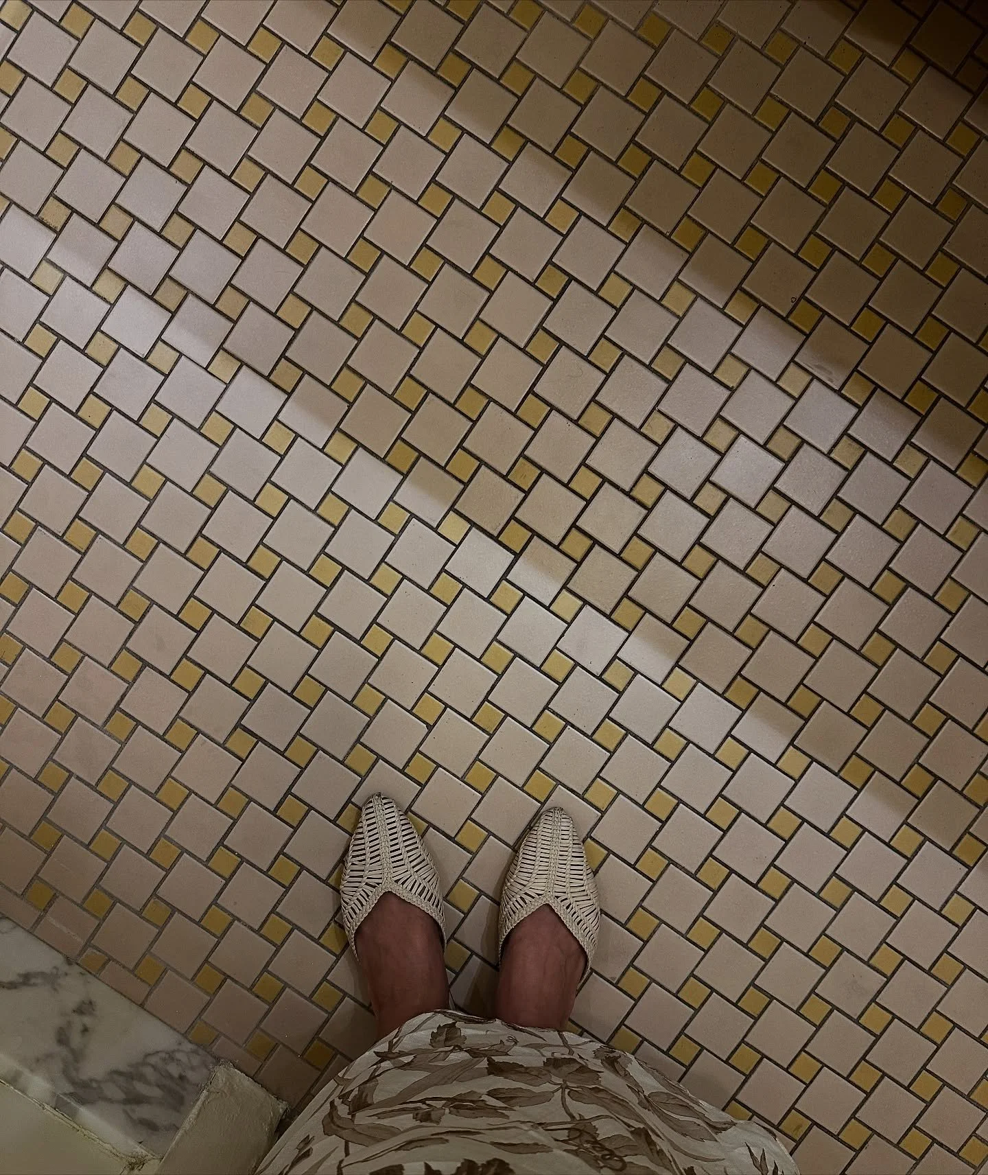 This #tilethursday inspo is such a good one&hellip;

It&rsquo;s a cute mosaic tile in a buttery beige and yellow that feels a little retro and a little modern at the same time.

Check out the rest of this bathroom at @fairmontsonoma . I love the marb