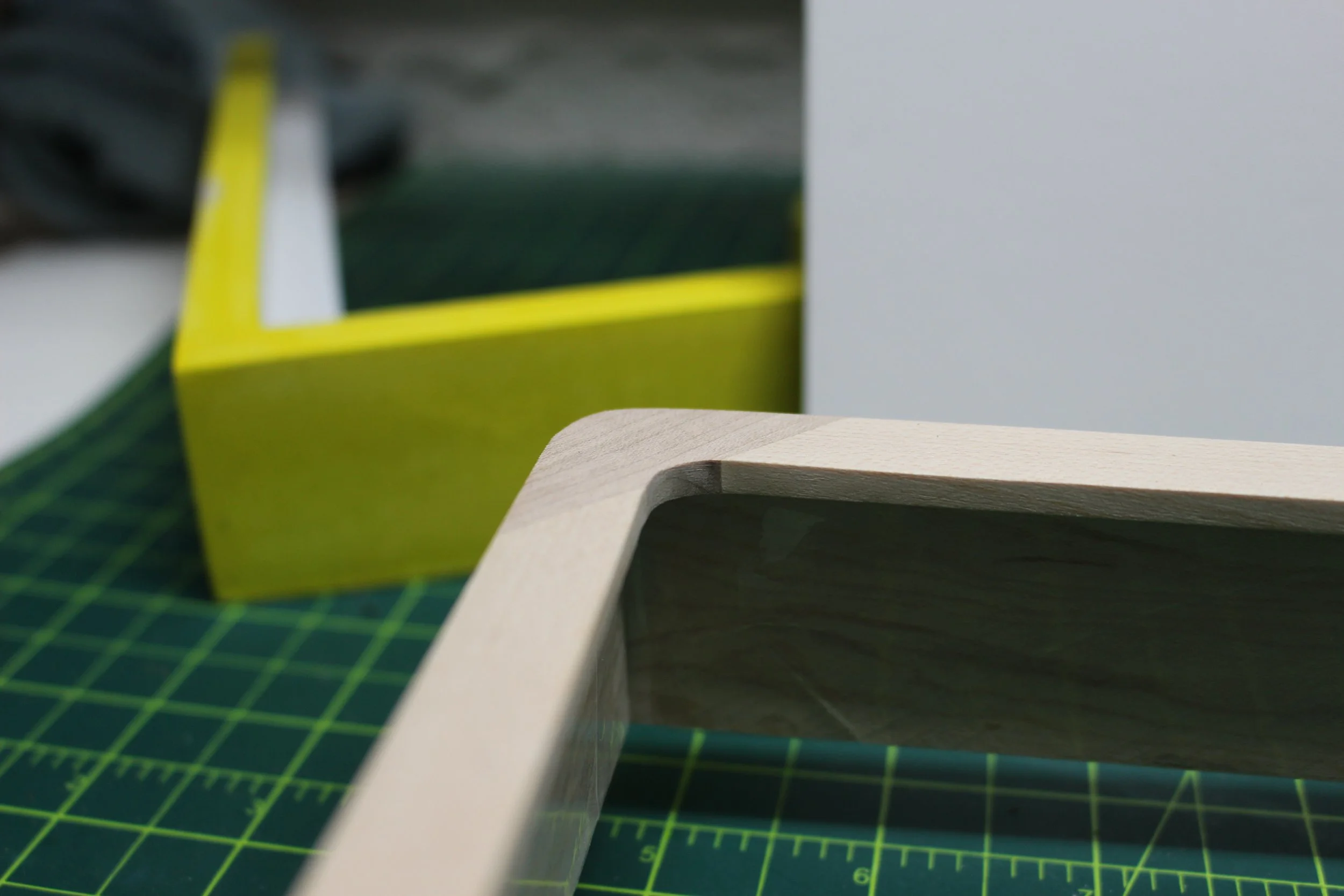 Rounded corner maple frame with top splie