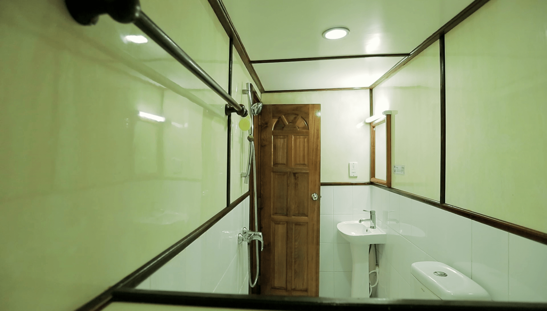 Dhinasha Lower Deck Cabin Bathroom
