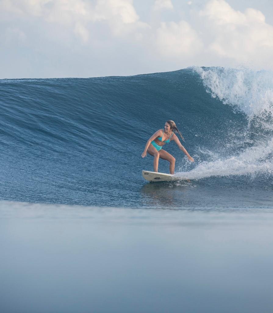 Dhinasha Surfing
