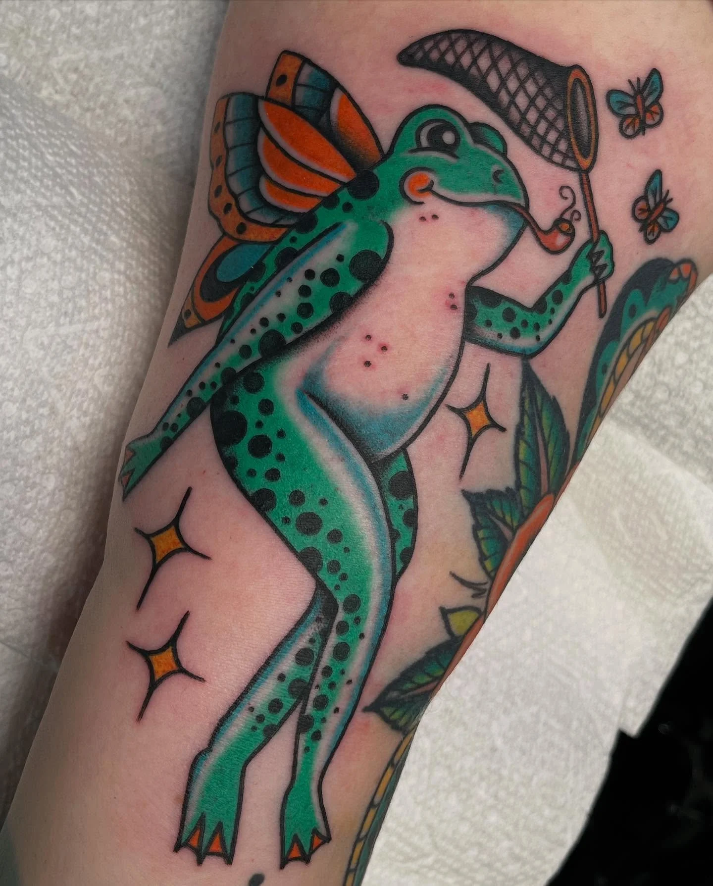 Frog friend for @beth_yashnyk_studio around some other tattoos I&rsquo;ve had the pleasure of doing for them 🙏 thank you always 

#tattoos #art #femaletattooartist #ladytattooer #americantraditional #colortattoo #frogtattoo #biceptattoo #traditional