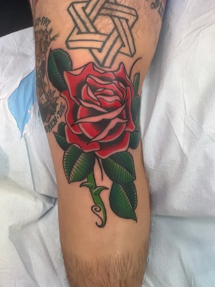 #rose #rosetattoo #kneetattoo 
Thanks Alex 🤘🏼🤠🤘🏼
.
@saintsandsinnerstattoo 
🌹🌹410-276-1300🌹🌹
.
Saints and Sinners Tattoos 
1610 Thames St.
Baltimore, Maryland 21231
.
tooer #baltimoretattooartist  #historicfellspoint #getsome #dowork #saints