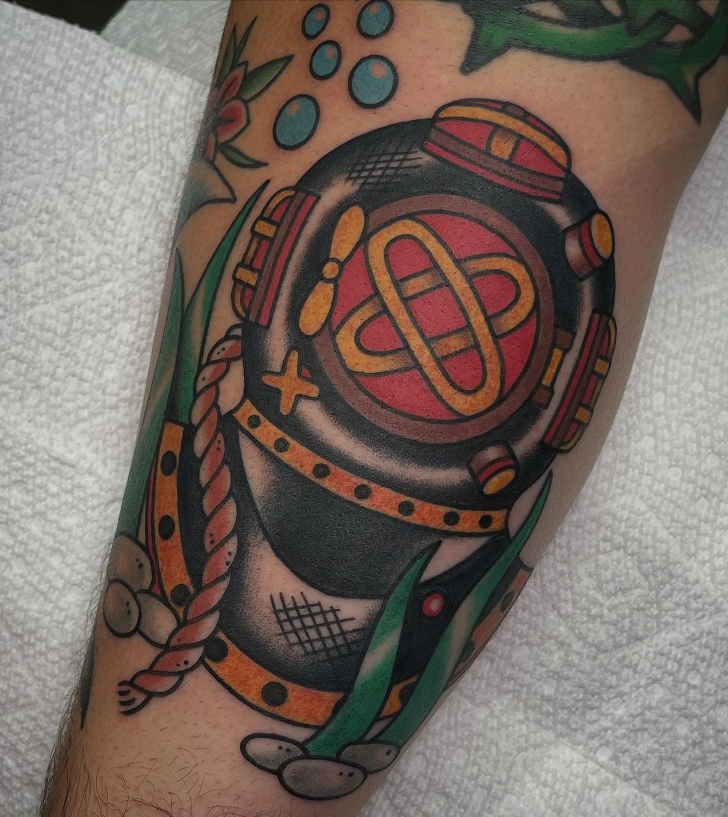 Thanks so much for always letting me do my thing Mason! Always pleasure tattooing ya 🙏 thanks for looking yall, please feel free to share with others if you fancy 

#tattoos #art #femaletattooartist #ladytattooer #americantraditional #colortattoo #t