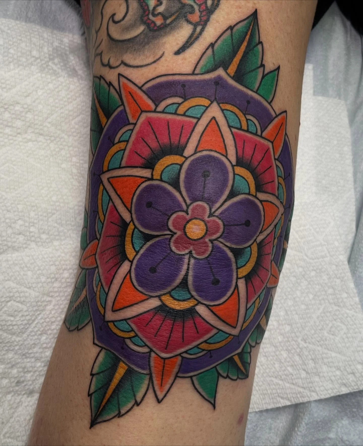 @niqua.barley did the damn thing and got her other knee tattooed! One shot swole knee but it&rsquo;s done, thanks so much for coming through for this one 

#tattoos #art #femaletattooartist #ladytattooer #americantraditional #colortattoo #traditional