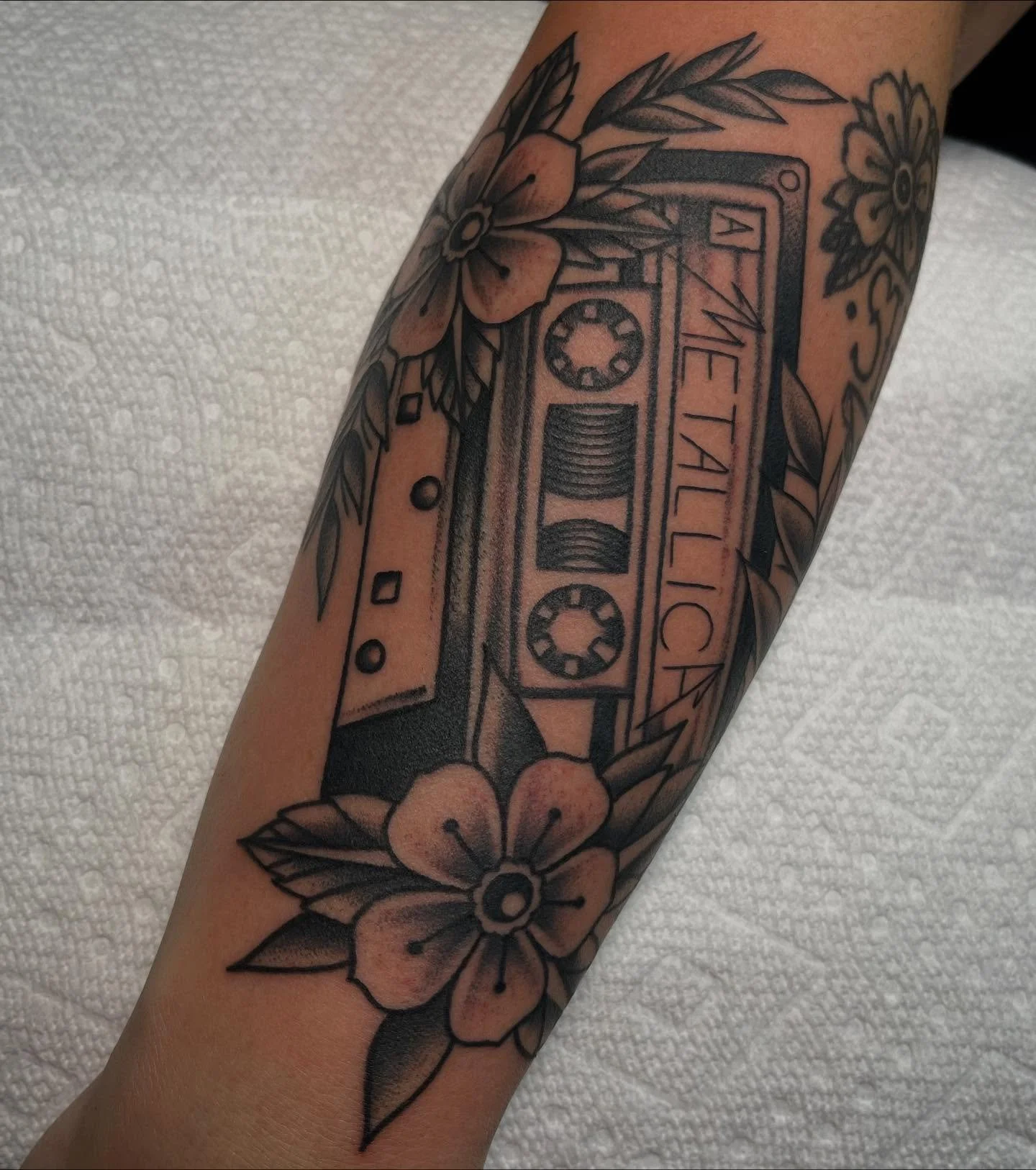 For @heyykidd9000 thanks so much for letting me do a special one for you, homage to her first band she saw live 

#tattoos #art #femaletattooartist #ladytattooer #americantraditional #blackandgrey #traditionaltattoo #metallica #bandtattoo #cassetteta