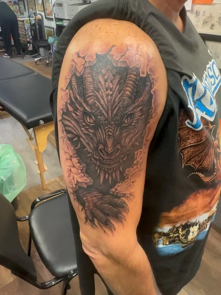 #dragontattoo #mysticalcreatures #dragon 
Thanks Joel 🤘🏼😁🤘🏼
.
@saintsandsinnerstattoo 
🐲🀄️410-275-1300🀄️🐲
.
1610 Thames Street
Baltimore, Maryland 21231
.
#northeasterntattooer #baltimoretattooartist  #historicfellspoint #getsome #dowork #sa