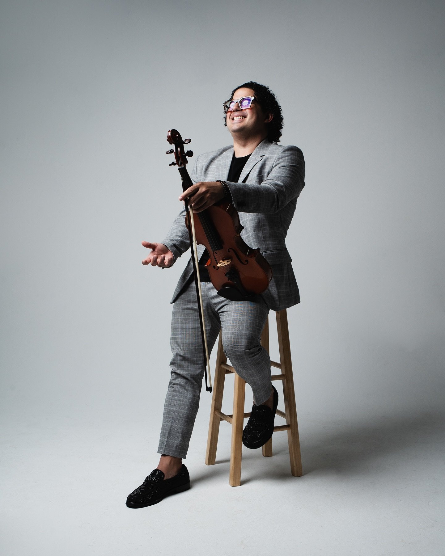 It&rsquo;s a VIOLA BIRTHDAY! @solegustavo 🎻🎂

I wanna see y&rsquo;all wishing him the best day ⚡️

Todos felicitando a Gus en su cumple!

&hearts;️

#cadenzathegroup #birthday