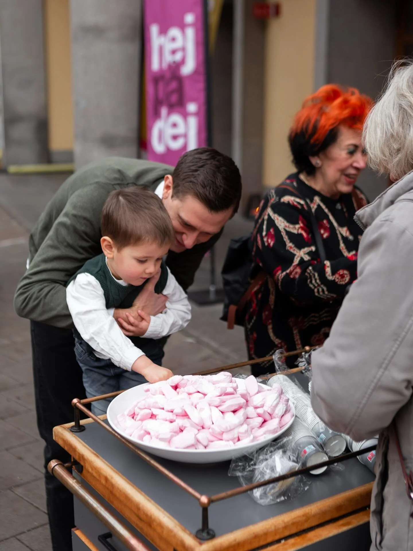 Imorgon firar vi f&ouml;rsta advent tillsammans i kyrkan! 🕯️⭐️🌲

Vi inleder med gemensam start i kyrksalen. De skolbarn som vill va med p&aring; ljust&aring;get samlas kl 9.30 i Birkasalen f&ouml;r f&ouml;rberedelser. L&auml;s mer om det i inl&auml