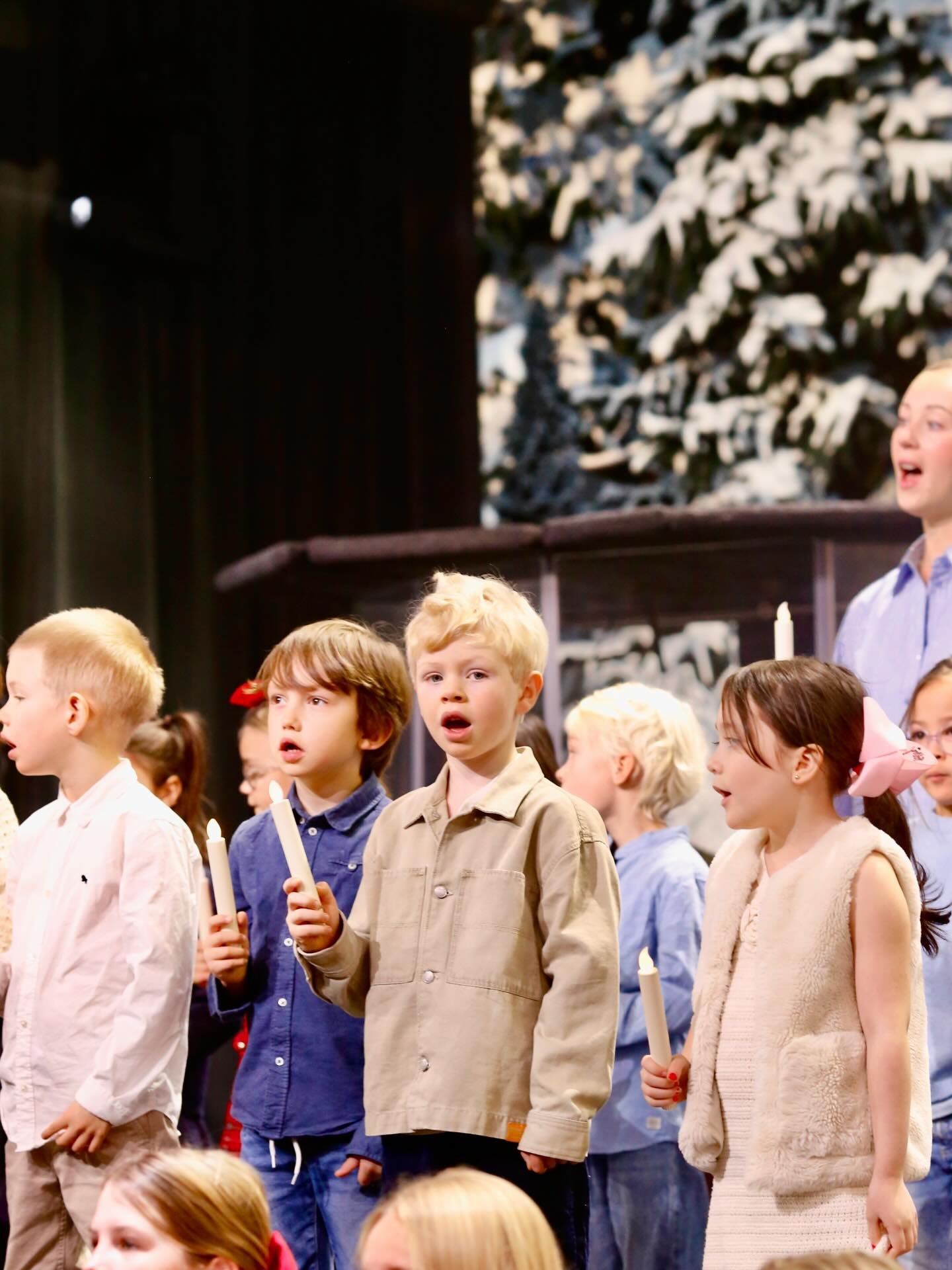 Vilken h&auml;rlig f&ouml;rsta advent vi fick tillsammans i kyrkan i s&ouml;ndags 🕯️

&rdquo;Och ljuset lyser i m&ouml;rkret, och m&ouml;rkret har inte &ouml;vervunnit det.&rdquo;
‭‭Johannesevangeliet‬ ‭1‬:‭5‬ ‭