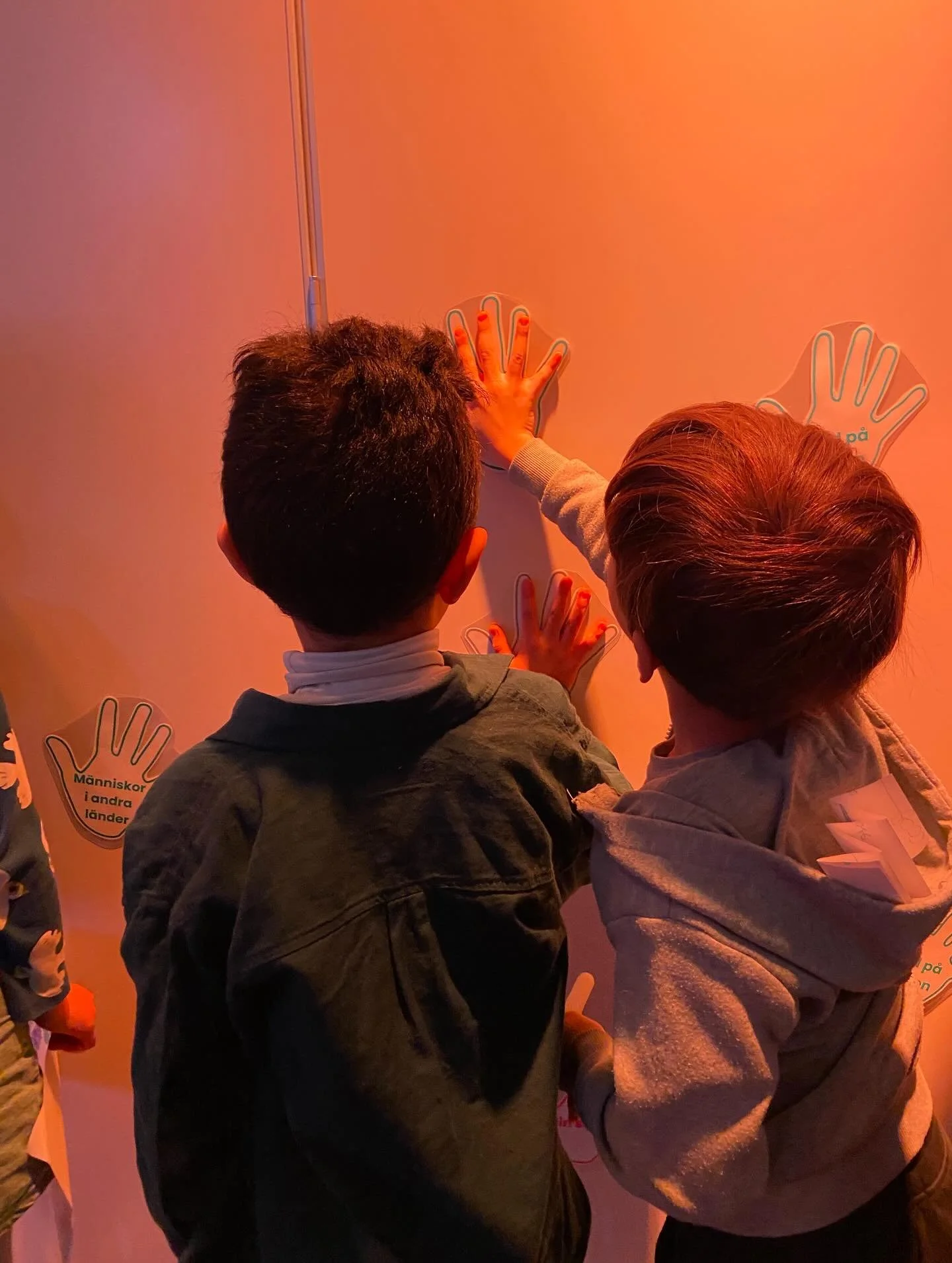 &rdquo;V&aring;r Far i himlen, vi ber att du ska bli &auml;rad. Kom och regera bland oss, s&aring; att din vilja sker h&auml;r p&aring; jorden p&aring; samma s&auml;tt som den sker i himlen.&rdquo;

‭‭Matteus‬ ‭6‬:‭9‬-‭10‬ ‭(Nya levande Bibeln)